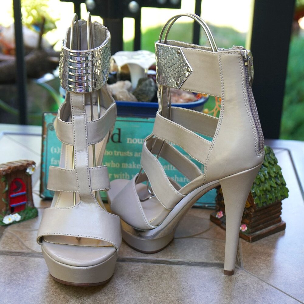 FERGIE REFINED Koala SZ. 7.5 TAN with Signature Soles